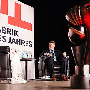 FABRIK DES JAHRES - Katrin Müller-Hohenstein moderiert auf der Bühne und hält ein Interview mit WILO Mitarbeiter und spricht über seine Zeit als Spieler der Olympia