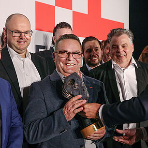 FABRIK DES JAHRES - Jacob Groups Mitarbeiter, der 36 Jahre Teil des TEams ist, nimmt den Award an