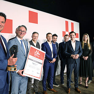 FABRIK DES JAHRES - Das eppendorf Team steht auf der Bühne und nimmt sein Award an