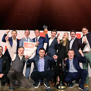 FABRIK DES JAHRES - Eppendorf erhält sein Award auf der Bühne und posiert für die Kamera