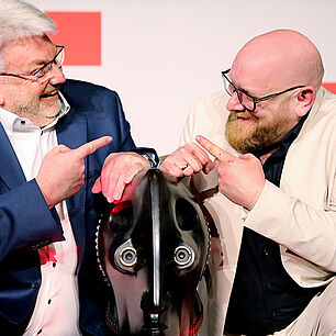 FABRIK DES JAHRES - Jan Niklas Töws von der Jaob Group posiert mit dem Wanderpokal