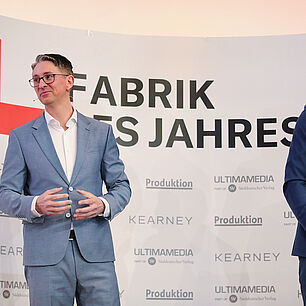 FABRIK DES JAHRES - Rene Weber und Oliver Scholz von eppendorf sprechen auf der Bühne zum Thema  Sieger Hervorragende Transformation Standort Wie Corona zum Veränderungs-Turbo für uns wurde!