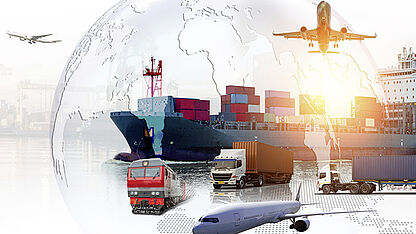 Gefahrguttransport weltweit: Schiff, Lkw, Bahn und Flugzeug vor Globus-Hintergrund“