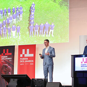 FABRIK DES JAHRES - Rene Weber und Oliver Scholz von eppendorf sprechen auf der Bühne zum Thema  Sieger Hervorragende Transformation Standort Wie Corona zum Veränderungs-Turbo für uns wurde!